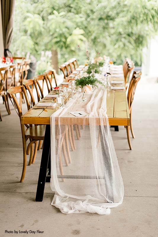 Simple and elegant Minnesota wedding table