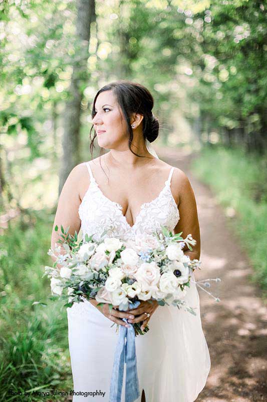 Light colored bridal bouquet