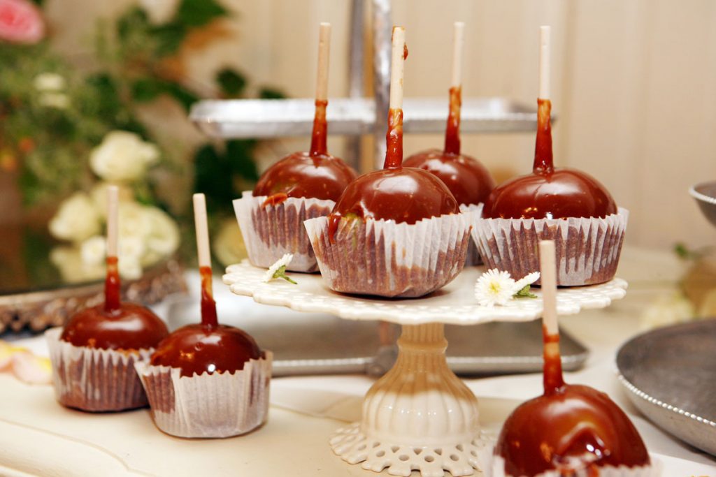 Caramel apples as wedding dessert