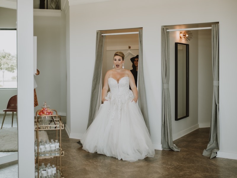 Bride finds gown after using wedding fashion checklist 
