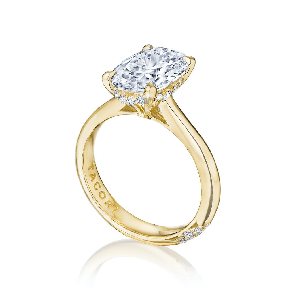 2021 engagement ring trends with yellow gold band and oval diamond 
