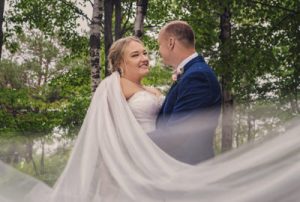 Bride and groom outdoor wedding in Minnesota