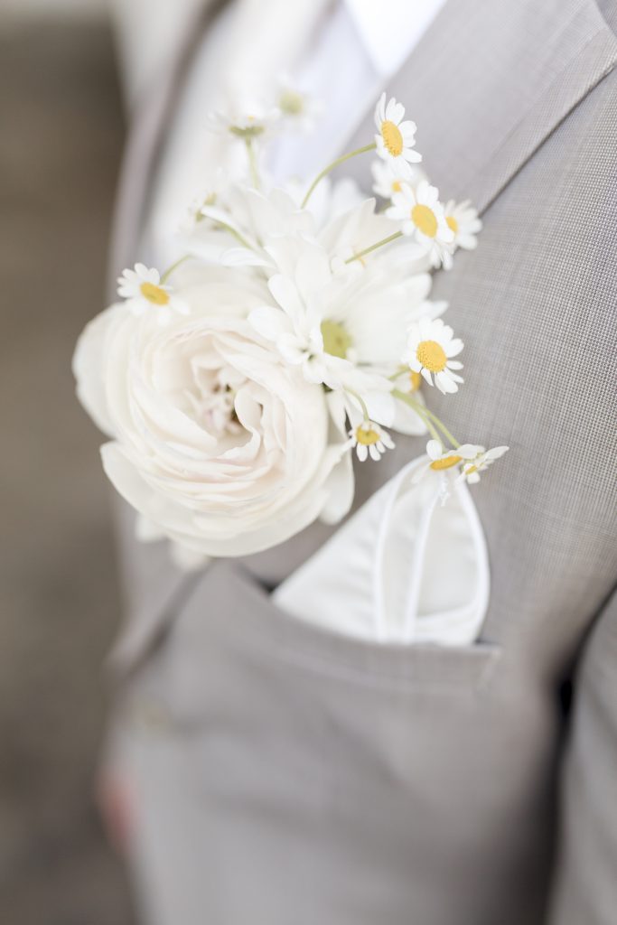 Boutonniere with daisies 