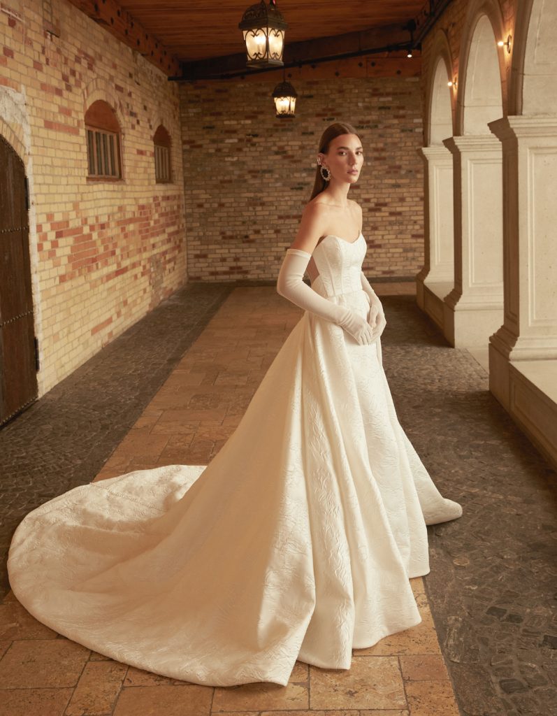 Wedding gown with detachable skirt 