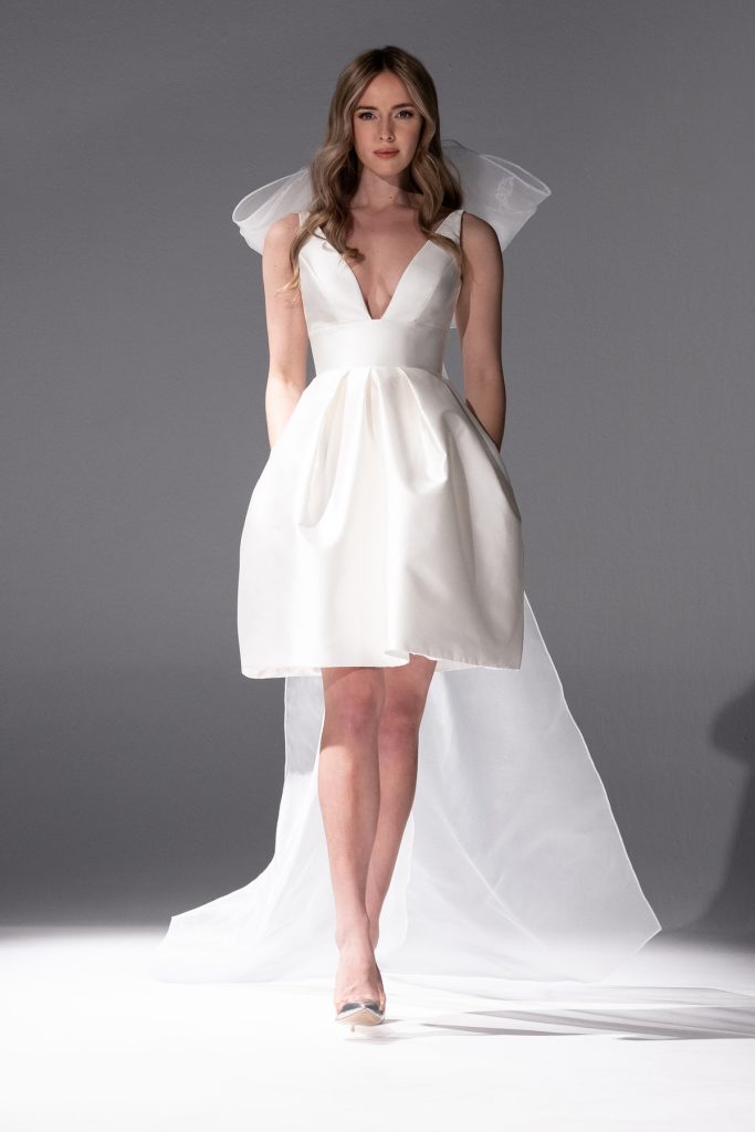 Mini white dress with pouf skirt and v-neckline 