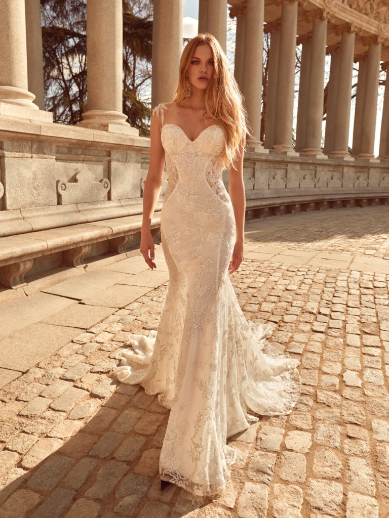Mermaid lace wedding dress with cutouts on the hips